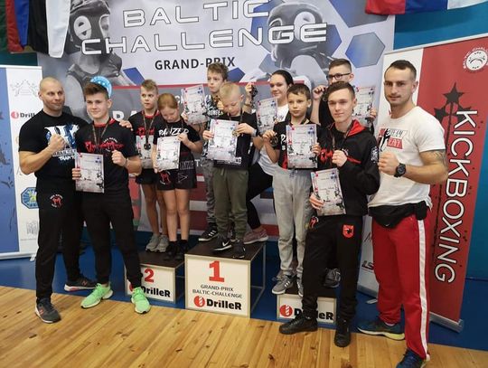 Dziewięciu najmłodszych zawodników Kickboxing Team Sejny z medalami