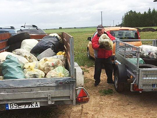 Gospodynie posprzątały Posejnele i okolice - śmieci dużo