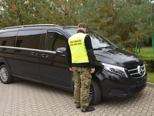 Jechał skradzionym mercedesem, na fałszywych "blachach"