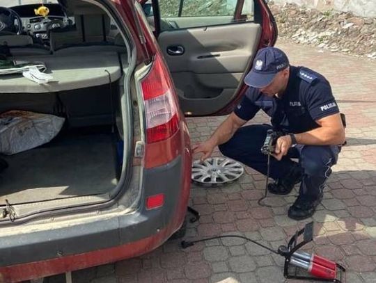 Kobieta złapała gumę - pomogli jej policjanci