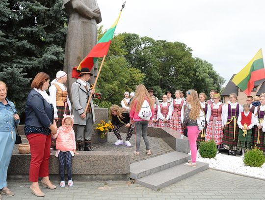 Litwini zaśpiewali hymn pod pomnikiem. Świętowali koronację króla Mendoga 