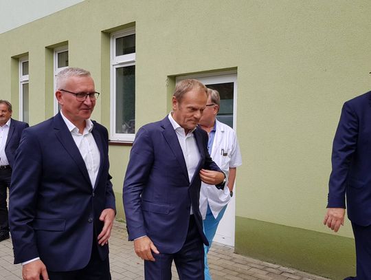 Mieszkańcy zdziwieni wizytą Tuska w szpitalu pomimo obostrzeń sanitarnych