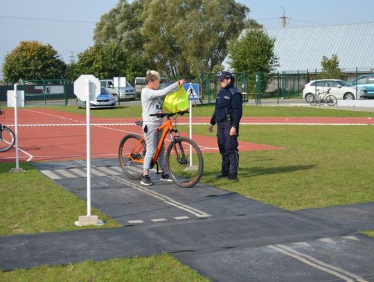 Policjanci edukowali młodzież, rozdawali odblaski i kamizelki