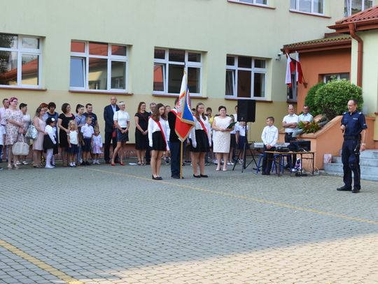 Policjanci na inauguracji roku szkolnego o bezpieczeństwie 