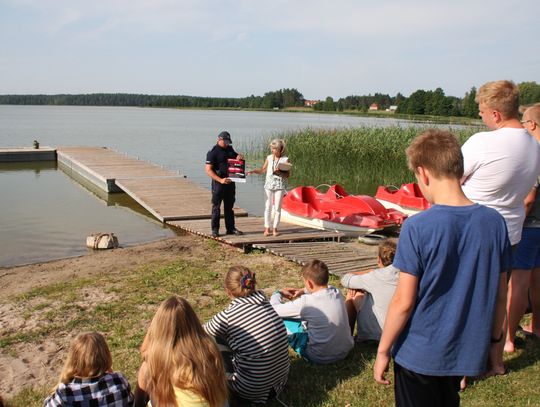 Policjanci odwiedzają kolonie