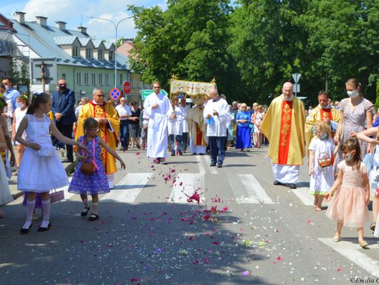 Pomimo koronawirusa wielu mieszkańców wzięło udział w procesji w Boże Ciało (zdjęcia)