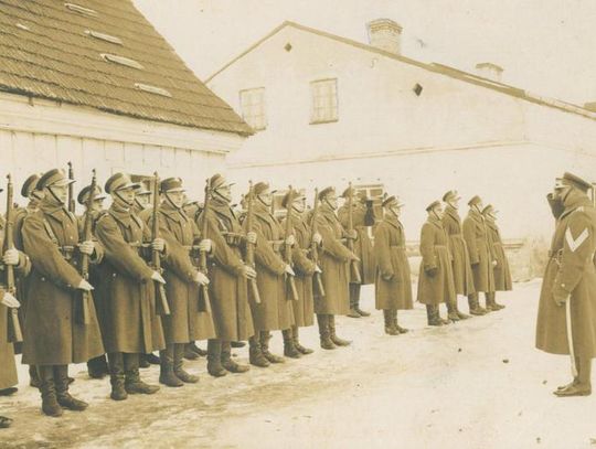 Prawie stuletnie zdjęcia z Sejn znalezione w zakładzie odpadów k. Kalisza