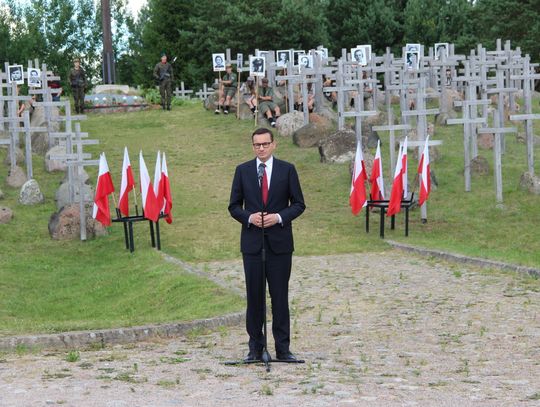 Premier Morawiecki na obchodach obławy augustowskiej w Gibach