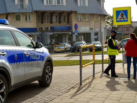 Sejny: pogoda coraz gorsza - policjanci zachęcają wszystkich do noszenia odblasków