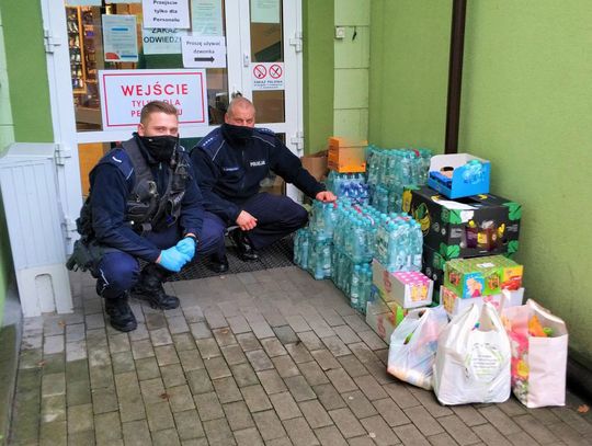 Sejny: policjanci przekazali pacjentom szpitala wodę, soki i słodycze