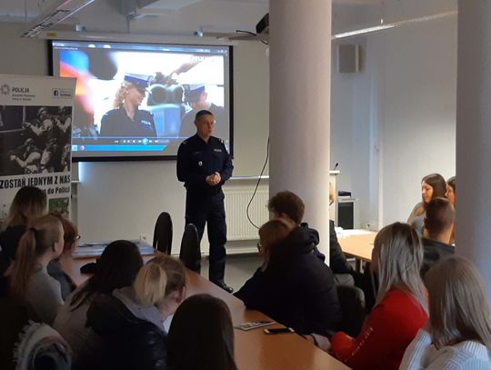 Uczniowie sejneńskich szkół średnich odwiedzili policję