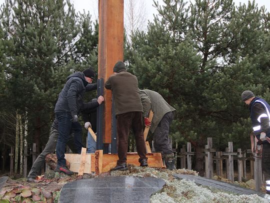 W Gibach stanął nowy krzyż poświęcony ofiarom obławy augustowskiej (foto+video)