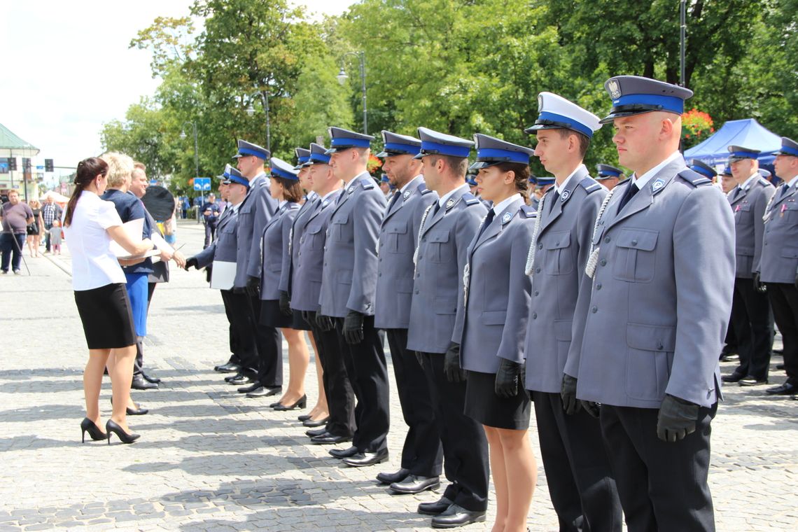 19 funkcjonariuszy z Sejn otrzymało awanse podczas Święta Policji w Suwałkach (lista)