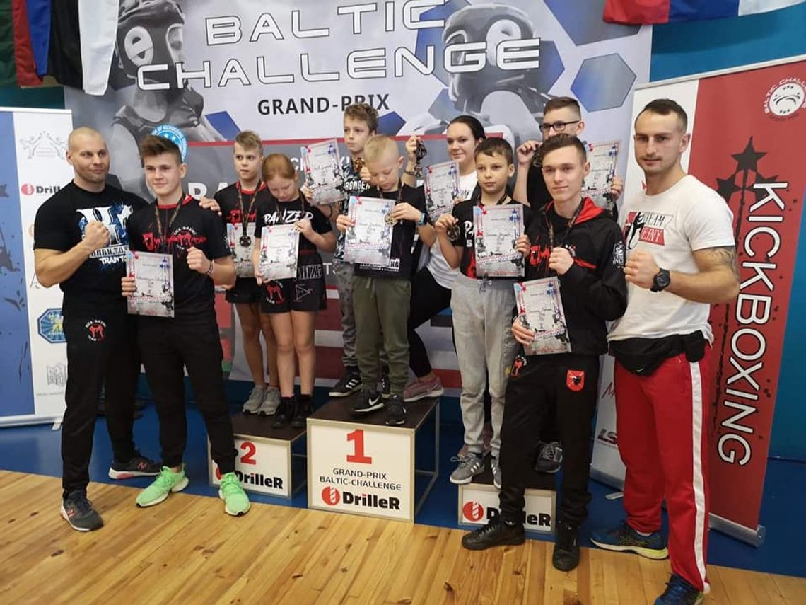 Dziewięciu najmłodszych zawodników Kickboxing Team Sejny z medalami
