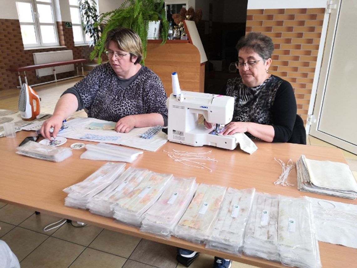 Giby: pracownicy urzędu i ośrodka kultury uszyli tysiąc maseczek dla seniorów (foto)