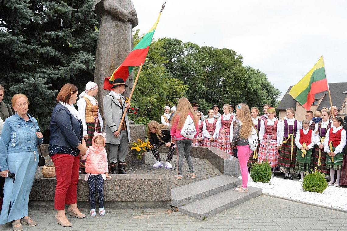 Litwini zaśpiewali hymn pod pomnikiem. Świętowali koronację króla Mendoga 