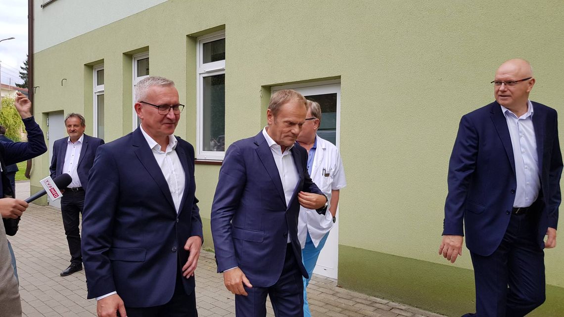 Mieszkańcy zdziwieni wizytą Tuska w szpitalu pomimo obostrzeń sanitarnych