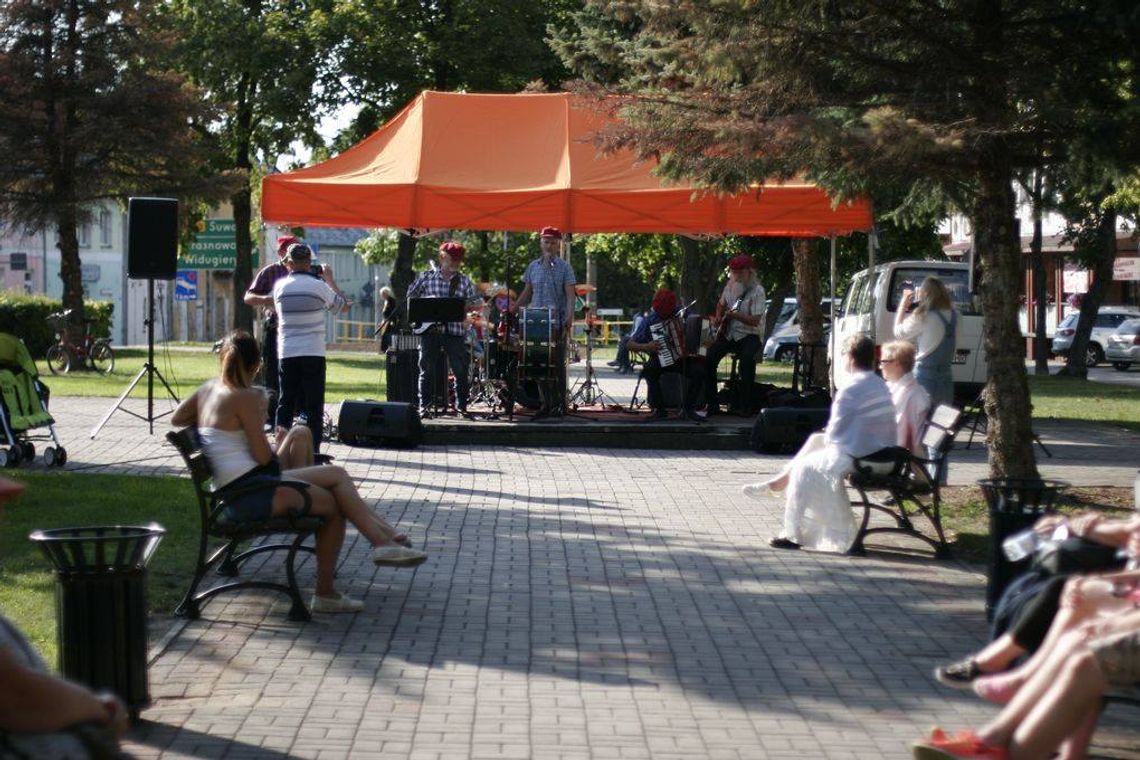 Muzyka i zabawa w Parku Miejskim w Sejnach (galeria zdjęć)
