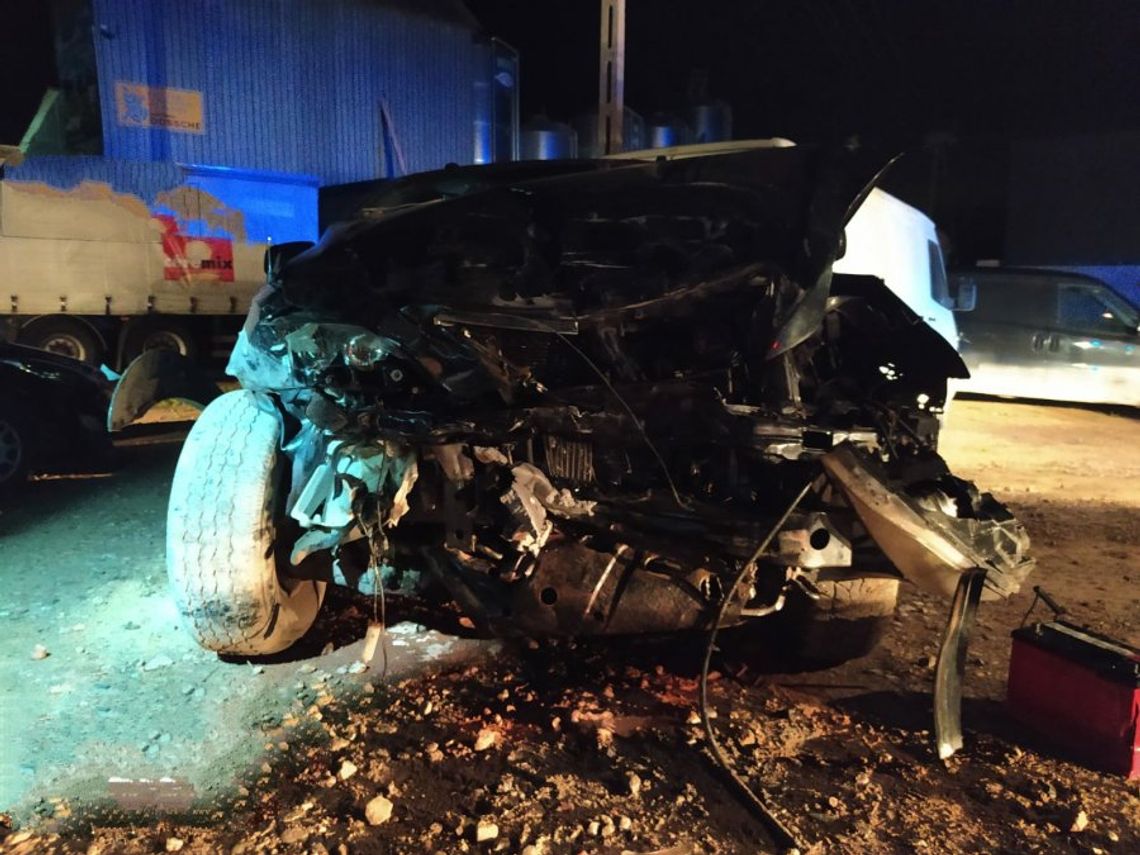 Pijany kierowca uderzył Kią w dwa auta. Uciekł, ale za chwilę był już w rękach Policji