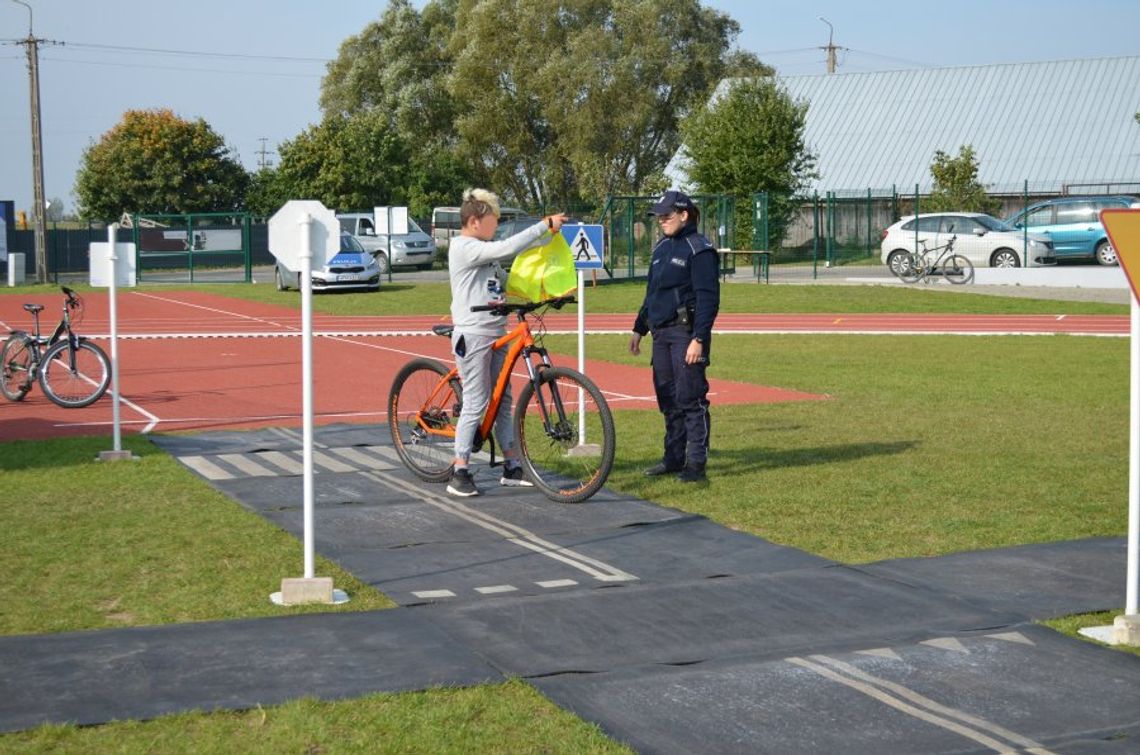 Policjanci edukowali młodzież, rozdawali odblaski i kamizelki