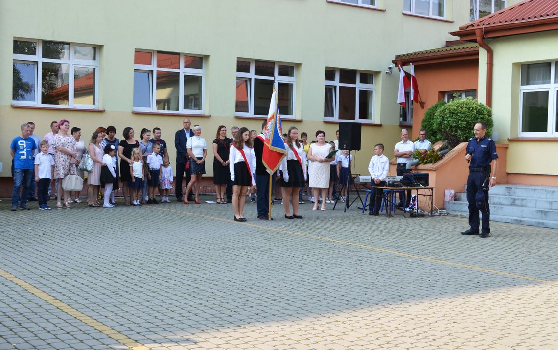 Policjanci na inauguracji roku szkolnego o bezpieczeństwie 