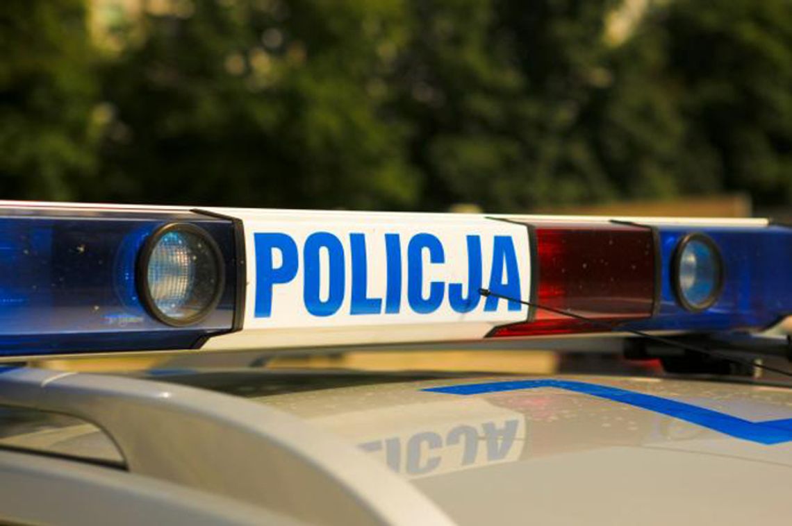 Policjanci uwolnili 7-latkę zatrzaśniętą w bagażniku samochodu