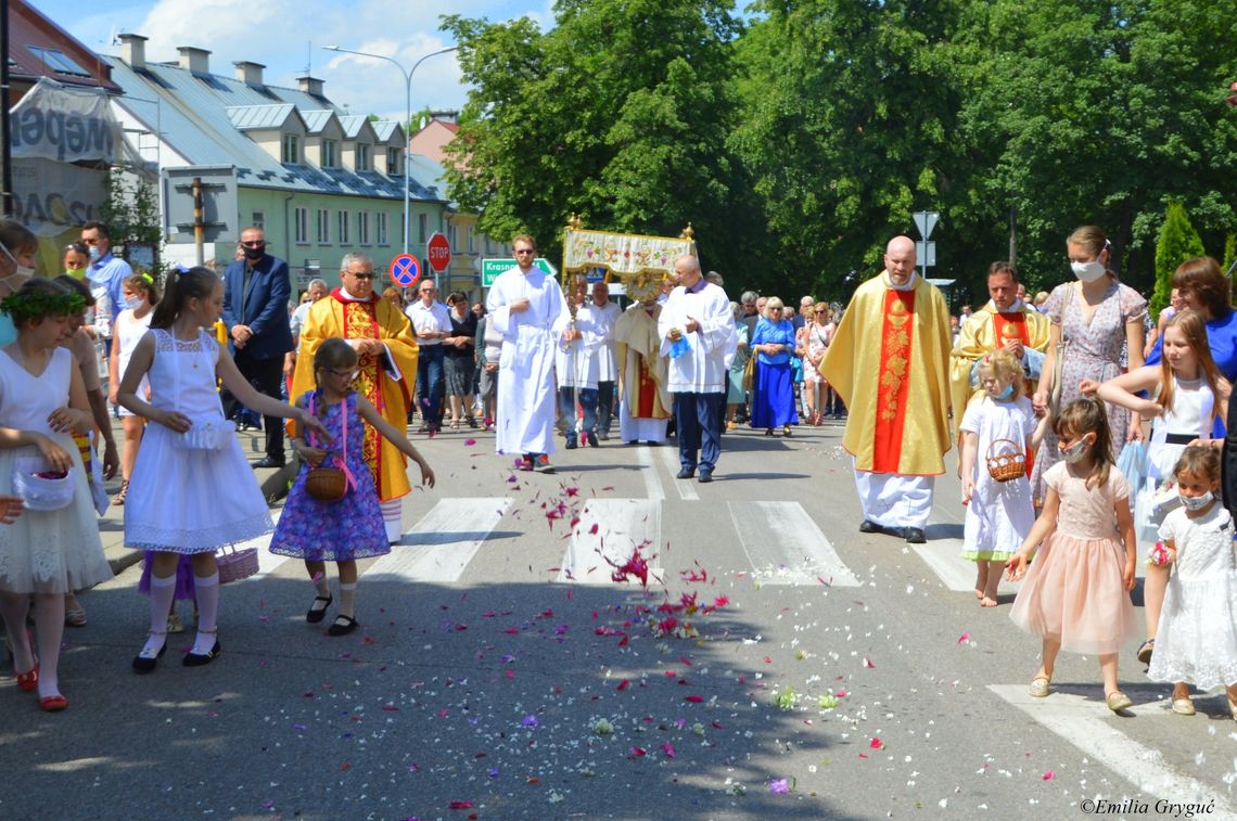 Pomimo koronawirusa wielu mieszkańców wzięło udział w procesji w Boże Ciało (zdjęcia)