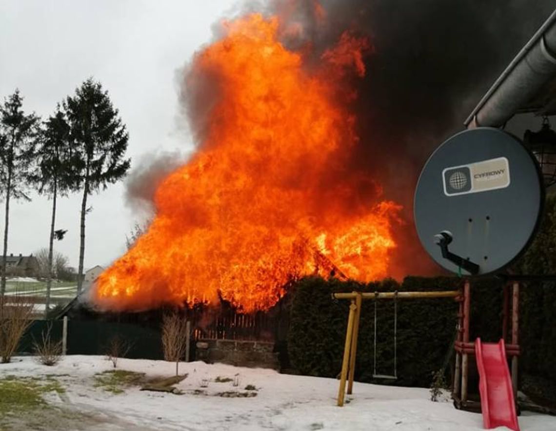 Pożar stodoły i budynku gospodarczego w Krasnopolu (zdjęcia)