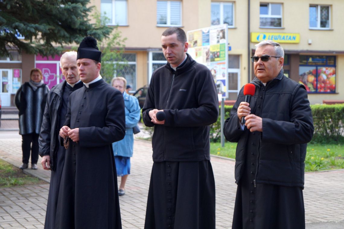 Przed Urzędem Miasta w Sejnach modlili się parafianie