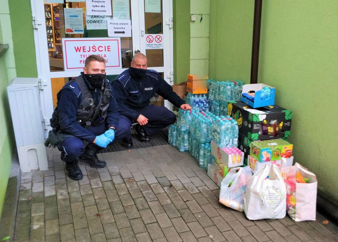 Sejny: policjanci przekazali pacjentom szpitala wodę, soki i słodycze